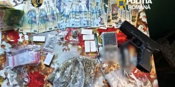 Doi bărbați arestați după ce ar fi vândut droguri și substanțe psihoactive! Anchetatorii au găsit zeci de doze pregătite pentru vânzare