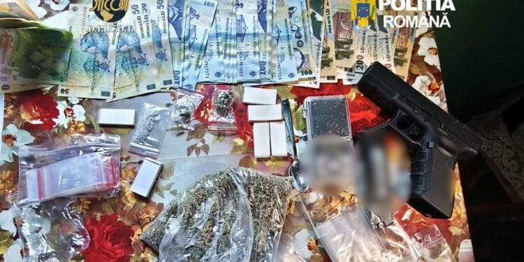 Doi bărbați arestați după ce ar fi vândut droguri și substanțe psihoactive! Anchetatorii au găsit zeci de doze pregătite pentru vânzare