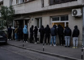 „Promoție” la heroină! DIICOT a destructurat două rețele care vindeau droguri zi și noapte din garsoniere transformate în „centre de consum”