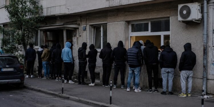 „Promoție” la heroină! DIICOT a destructurat două rețele care vindeau droguri zi și noapte din garsoniere transformate în „centre de consum”