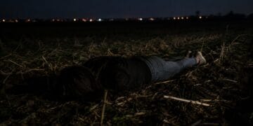 Coșmar pentru o adolescentă de 17 ani. Bătută, drogată și abandonată pe câmp de iubitul ei și alți doi complici