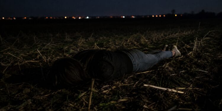 Coșmar pentru o adolescentă de 17 ani. Bătută, drogată și abandonată pe câmp de iubitul ei și alți doi complici