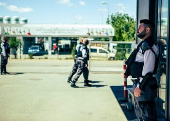 Firmă de pază acuzată că a produs un prejudiciu de peste 12 milioane de lei. Inspectorii antifraudă au descoperit salarii declarate fictiv și retrageri masive de numerar!