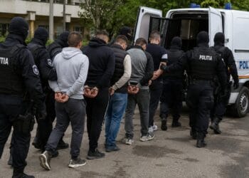 Fugari căutați în toată Europa, aduși în România! Șase bărbați condamnați sau acuzați de infracțiuni grave au fost capturați