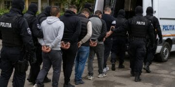 Fugari căutați în toată Europa, aduși în România! Șase bărbați condamnați sau acuzați de infracțiuni grave au fost capturați