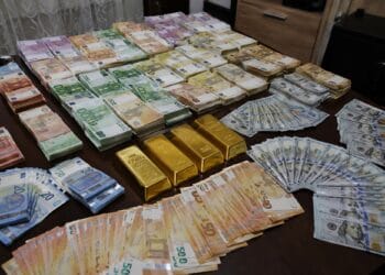 Captură impresionantă a DIICOT! Droguri, lingouri de aur și mii de euro găsite la un traficant prins în flagrant