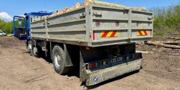 Transport de lemne oprit în trafic! Polițiștii au confiscat întreaga cantitate de material lemnos