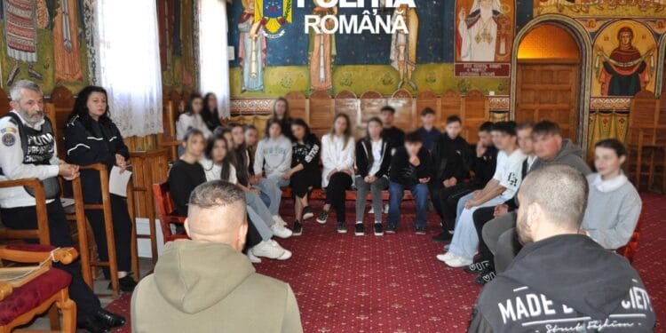 Lecție dură despre libertate pentru elevi! Adolescenții au intrat în penitenciar și au discutat cu deținuți condamnați pentru trafic de droguri