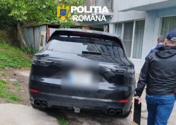 Rețea suspectată de fraude informatice și spălare de bani, destructurată! Polițiștii au pus sechestru pe criptomonede și mașini de lux