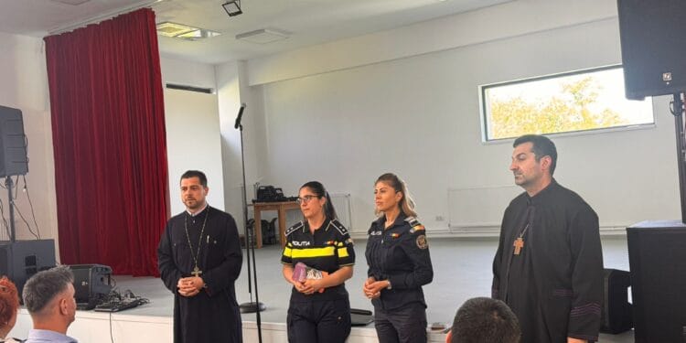 Campanie de prevenire! Polițiștii au discutat cu cetățenii despre violența domestică și pericolele din mediul online