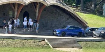 Gest care a stârnit revoltă! Dosar penal după ce trei șoferi și-au parcat mașinile lângă altarul de Rusalii