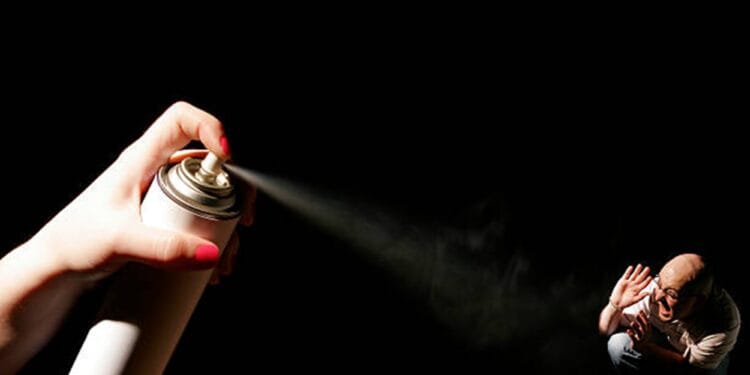 A fugit de polițiști și a atacat un agent cu spray lacrimogen. Tânăr de 18 ani, arestat după o urmărire ca-n filme!