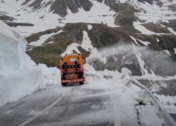 A început deszăpezirea Transfăgărășanului. Drumarii se luptă cu munți de zăpadă pe celebrul drum alpin