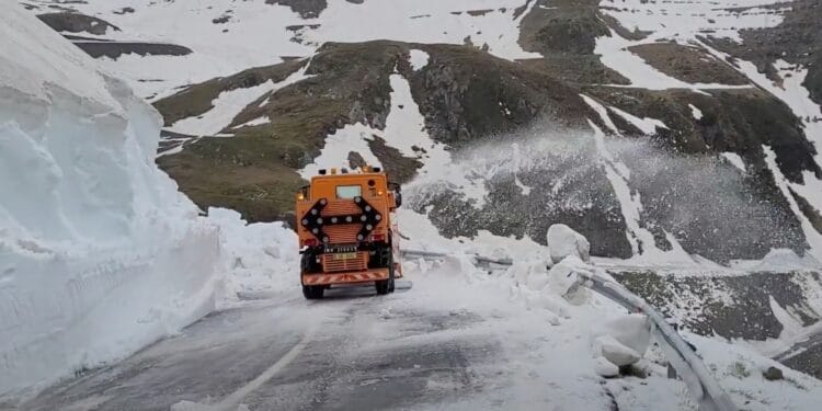 A început deszăpezirea Transfăgărășanului. Drumarii se luptă cu munți de zăpadă pe celebrul drum alpin