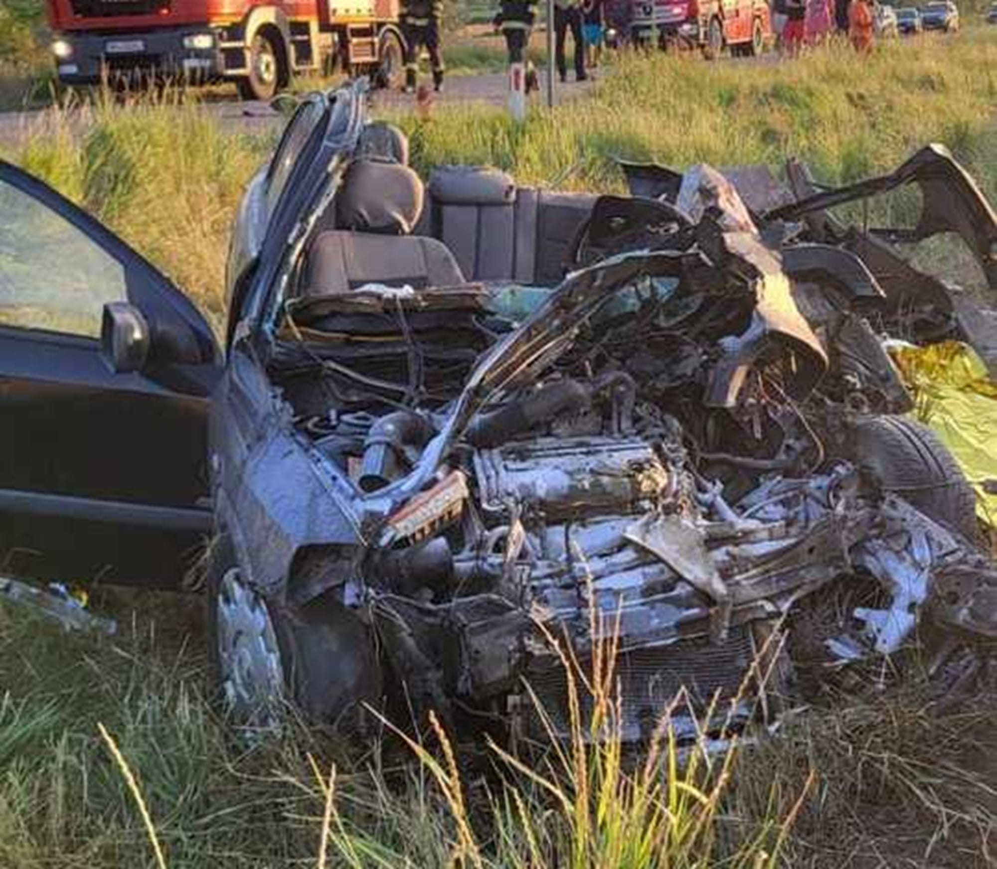 Două persoane au murit după ce o semiremorcă s-a desprins de un camion și s-a prăbușit peste o mașină