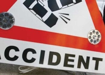 Mașină răsturnată și trei răniți după impactul violent cu o căruță. Calul a murit pe loc