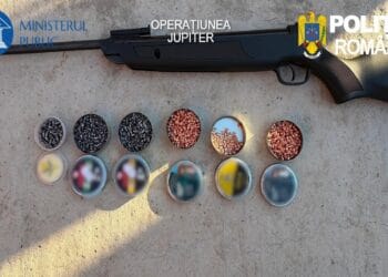 Percheziții într-un dosar privind deținerea ilegală de arme. Polițiștii au găsit arme și sute de proiectile