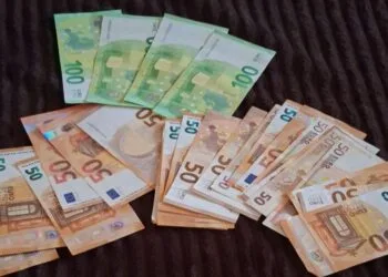 Rețea de cămătărie, șantaj și euro falși, destructurată de anchetatori. Dobânzi de până la 50%, bancnote contrafăcute și documente false. Treisprezece persoane au fost duse la audieri