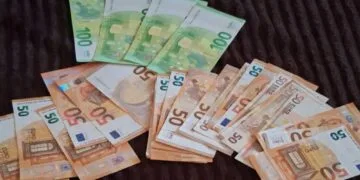 Rețea de cămătărie, șantaj și euro falși, destructurată de anchetatori. Dobânzi de până la 50%, bancnote contrafăcute și documente false. Treisprezece persoane au fost duse la audieri