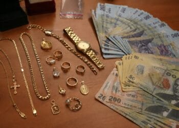 „Hoțul” avea doar 16 ani! Adolescentă acuzată că a spart mai multe locuințe și a furat bani și bijuterii