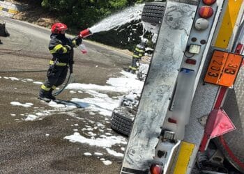 Cisternă cu 31 de tone de benzină răsturnată pe DN7 în Argeș. Trafic blocat complet după scurgeri de combustibil