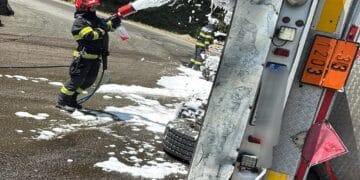 Cisternă cu 31 de tone de benzină răsturnată pe DN7 în Argeș. Trafic blocat complet după scurgeri de combustibil