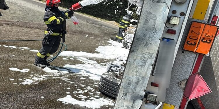 Cisternă cu 31 de tone de benzină răsturnată pe DN7 în Argeș. Trafic blocat complet după scurgeri de combustibil