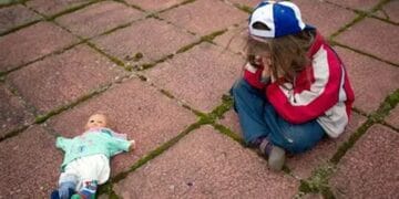 Percheziții la persoane acuzate că își foloseau copiii pentru cerșetorie! Patru persoane au fost duse la audieri