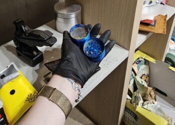 Peste 3 kilograme de droguri descoperite de polițiști! Doi tineri au fost reținuți după o anchetă DIICOT