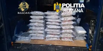 Captură uriașă de droguri! 30 de kilograme de canabis și cocaină, descoperite într-un autoturism cu podea falsă