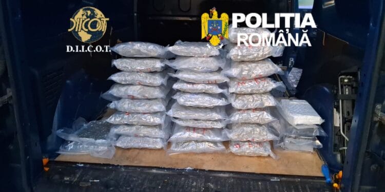 Captură uriașă de droguri! 30 de kilograme de canabis și cocaină, descoperite într-un autoturism cu podea falsă