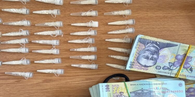 Doi tineri de 17 și 19 ani, reținuți pentru trafic de cocaină! Au fost prinși în flagrant cu zeci de doze pregătite pentru vânzare