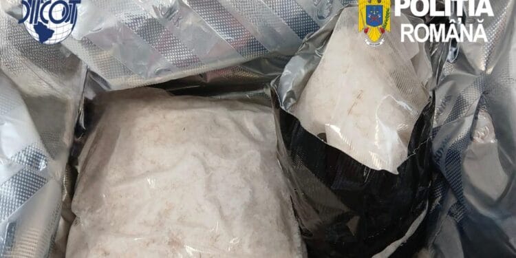 4 kilograme de substanță psihoactivă adusă din Olanda, interceptate de DIICOT. Doi bărbați au fost prinși în flagrant!
