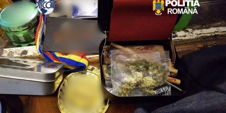 Dealer de droguri reținut după o anchetă DIICOT. Drogurile erau comandate online și lăsate în locuri stabilite din oraș