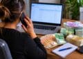 Femeie suspectată că a convins un german să transfere peste 500.000 de euro. Percheziții într-un dosar de spălare de bani și criptomonede