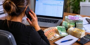 Femeie suspectată că a convins un german să transfere peste 500.000 de euro. Percheziții într-un dosar de spălare de bani și criptomonede