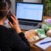 Femeie suspectată că a convins un german să transfere peste 500.000 de euro. Percheziții într-un dosar de spălare de bani și criptomonede