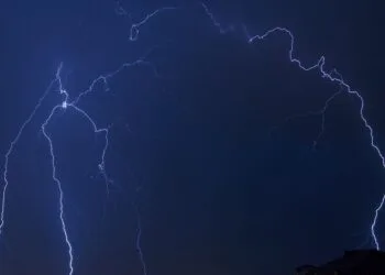 Cioban găsit mort pe un câmp! Primele indicii arată că a fost lovit de fulger în timp ce păștea oile