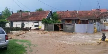 Ploile și vijeliile au făcut prăpăd! Zeci de locuințe inundate, drumuri blocate și un sat izolat după o alunecare de teren