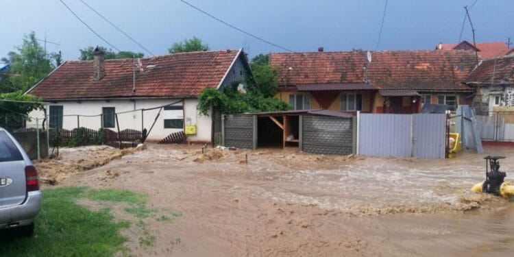 Ploile și vijeliile au făcut prăpăd! Zeci de locuințe inundate, drumuri blocate și un sat izolat după o alunecare de teren