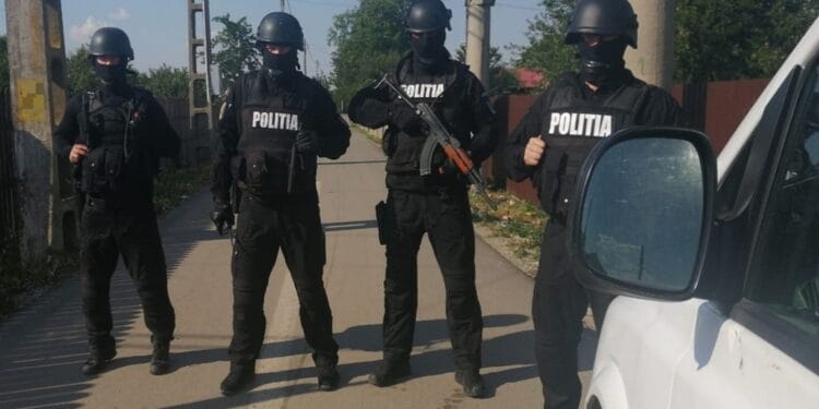 Descinderi în trei județe după un scandal violent. Zeci de percheziții și audieri într-un dosar de amenințări și agresiuni