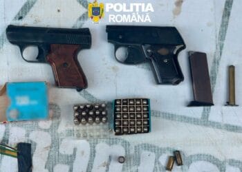 Percheziție într-un dosar de arme deținute ilegal. Un bărbat a fost reținut după descoperirea armelor și muniției