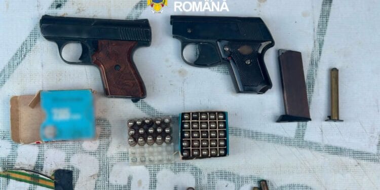 Percheziție într-un dosar de arme deținute ilegal. Un bărbat a fost reținut după descoperirea armelor și muniției