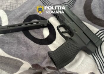 Percheziție! Polițiștii au descoperit un pistol și muniție deținute ilegal la locuința unui bărbat de 34 de ani