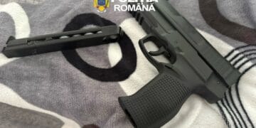 Percheziție! Polițiștii au descoperit un pistol și muniție deținute ilegal la locuința unui bărbat de 34 de ani