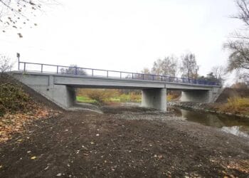 Polițiștii au salvat un bărbat care voia să se arunce de pe un pod. Intervenția rapidă a prevenit o tragedie