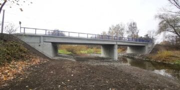 Polițiștii au salvat un bărbat care voia să se arunce de pe un pod. Intervenția rapidă a prevenit o tragedie