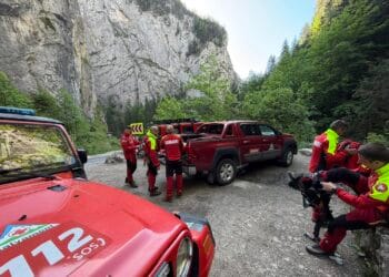 Misiune contracronometru! Doi turiști rătăciți, căutați de salvamontiști într-o zonă cu risc de cădere în prăpastie