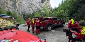 Misiune contracronometru! Doi turiști rătăciți, căutați de salvamontiști într-o zonă cu risc de cădere în prăpastie