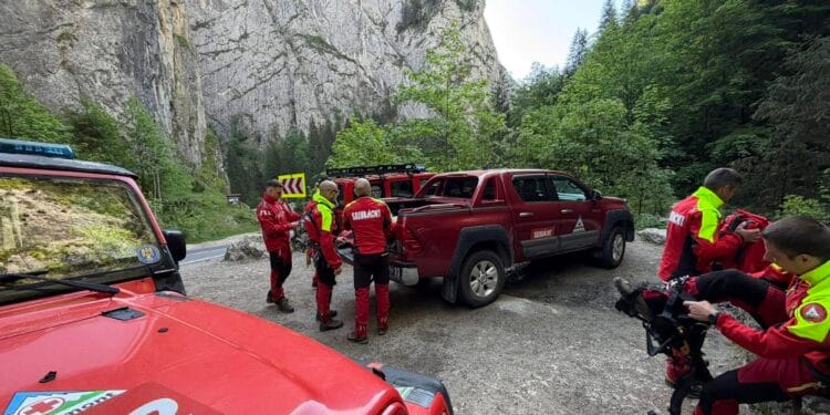 Misiune contracronometru! Doi turiști rătăciți, căutați de salvamontiști într-o zonă cu risc de cădere în prăpastie